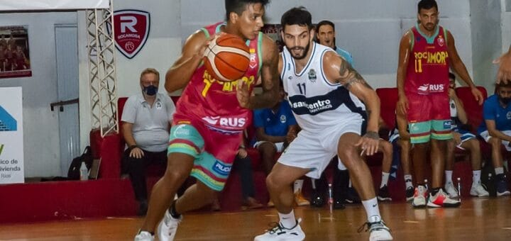 alt="jugador pica una pelota ante la marca de un rival"