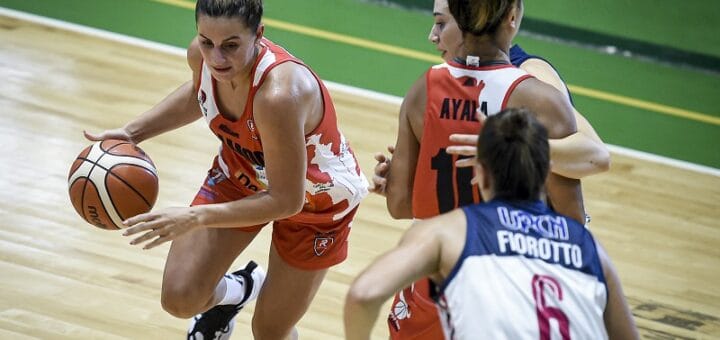 alt="rocío díaz lleva el balón, cortinada por una compañera, ante la presencia de dos rivales"