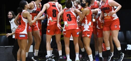 alt="jugadoras de bàsquet de tomás de rocamora festejan su triunfo"