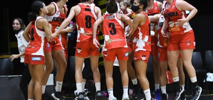 alt="jugadoras de bàsquet de tomás de rocamora festejan su triunfo"