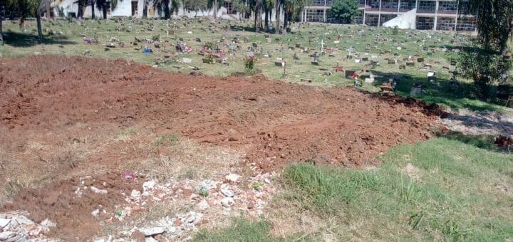 alt="sector de tierra removida en el cementerio municipal de Concordia"
