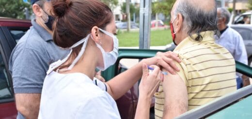 alt="Informaciones falaces circulando por redes sociales y grupos de WhatsApp instan a los adultos mayores a concurrir a vacunarse sin turno previo"