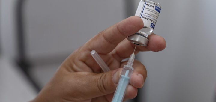 alt="en la imagen, preparación de una vacuna"