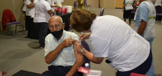 alt="en la fotografía, vacunan a un hombre mayor de 70 años"