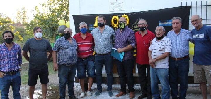 alt="Directivos, jugadores, simpatizantes y leyendas de Wanderer´s participaron del descubrimiento de una placa"