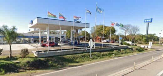 alt="en la imagen, una estación de servicio YPF"