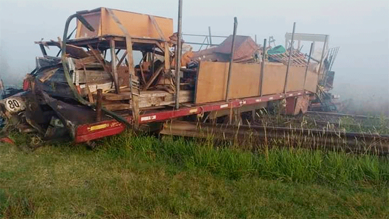 alt="acoplado de un camión con daños tras la colisión"