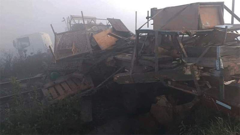 alt="camión con el remolque destrozado en la colisión"