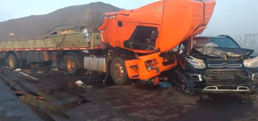 alt="un automóvil colisionado por un camión"