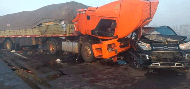 alt="un automóvil colisionado por un camión"