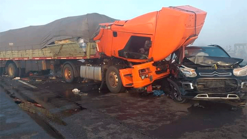 alt="un automóvil colisionado por un camión"