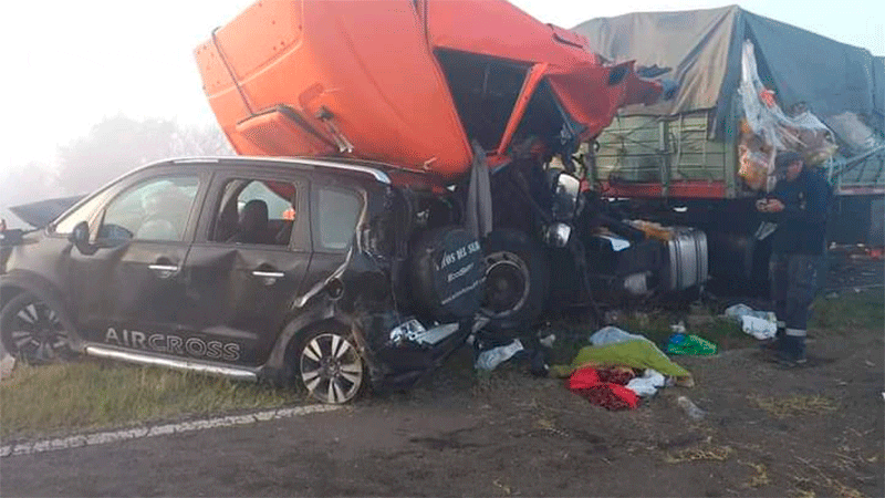 alt="automóvil destrozado por un camión"