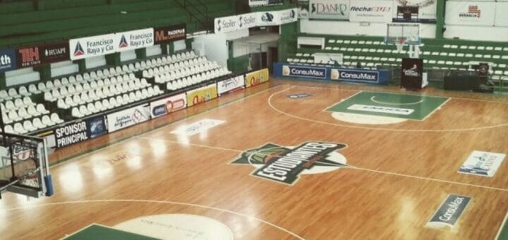 alt="estadio de básquet vacío"