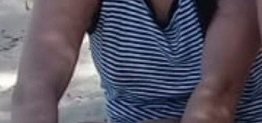 alt="la imagen muestra una adolescente"