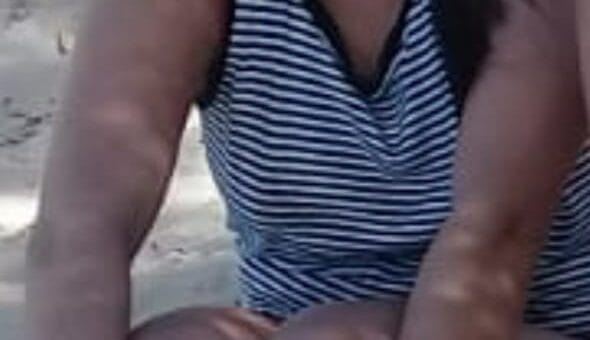 alt="la imagen muestra una adolescente"