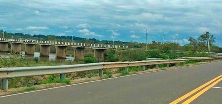 alt="en la fotografía, una imagen de un puente"