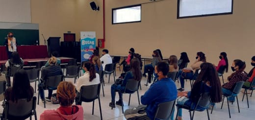 alt="en la fotografía, personas sentadas participan del encuentro con autoridades del Instituto Becario"