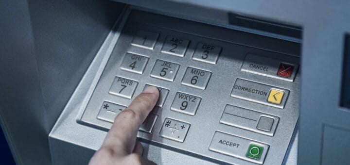 alt="en esta imagen puede verse un dedo sobre las teclas de un cajero electrónico"