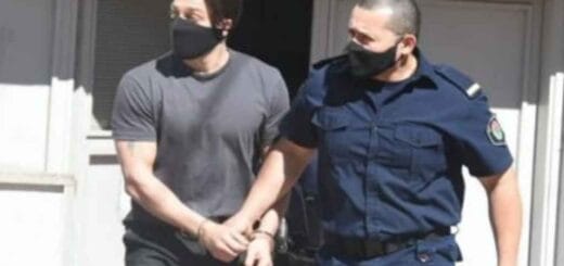 alt="en la fotografía, un policía lleva esposado a un hombre"