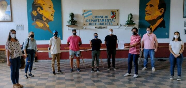 alt="jóvenes de la juventud peronista en el consejo del partido justicialista"