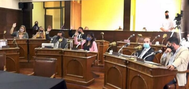 alt="en la fotografía, el recinto del Concejo Deliberante de Concordia, con varios concejales en sus bancas"