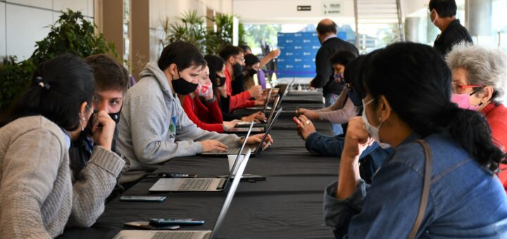 alt="inscripción de personas para vacunarse"