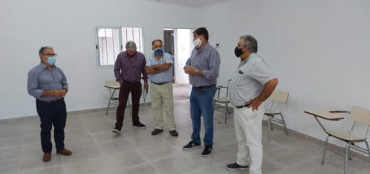 alt="cuatro hombres en un salón"