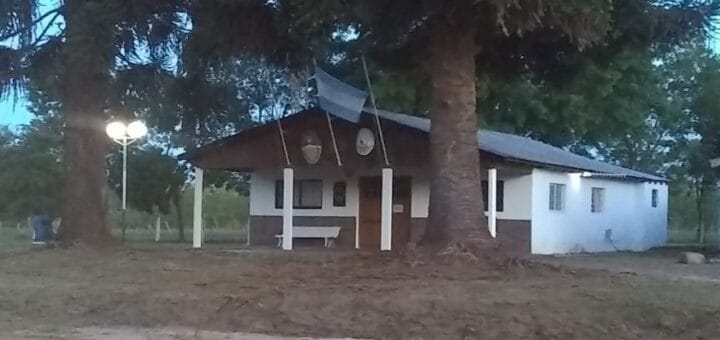 alt="el edificio municipal de Estancia Grande"