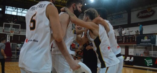 alt="cuatro jugadores de estudiantes celebran el triunfo"