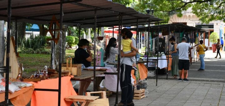 alt="puestos de venta de productos de la economía social en una plaza"