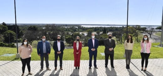 alt="en esta fotografía puede haber ocho personas formadas una al lado de la otra"