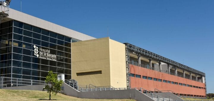 alt="en la fotografía, el frente del hospital de la baxada en Paraná"