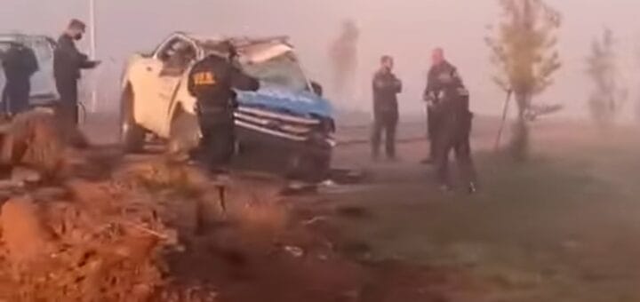 alt="en la foto puede verse a varios policías, una ruta y una patrulla dañada"