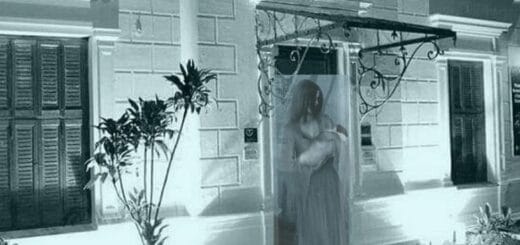 alt="frente del museo de antropología de concordia con un montaje representando una supuesta aparición sobrenatural con forma humana"