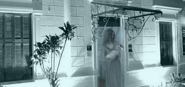 alt="frente del museo de antropología de concordia con un montaje representando una supuesta aparición sobrenatural con forma humana"