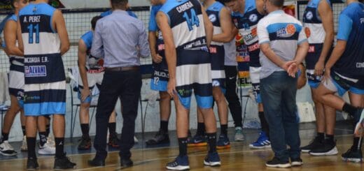 alt="jugadores del club atlético ferrocarril junto a su cuerpo técnico, en el estadio Juan de Dios Obregón"