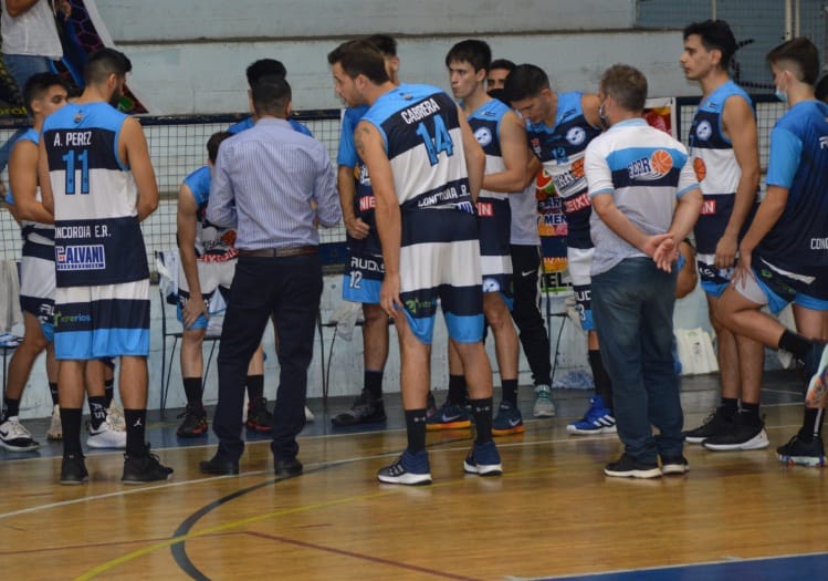 alt="jugadores del club atlético ferrocarril junto a su cuerpo técnico, en el estadio Juan de Dios Obregón"