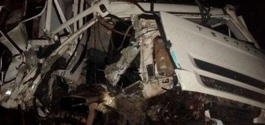 alt="el frente destroado de un camión"