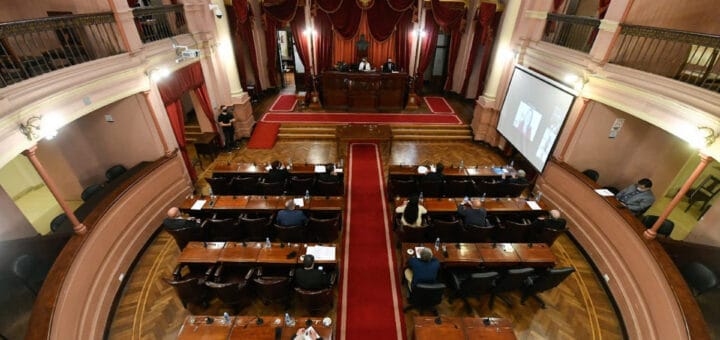 alt="foto del recinto de la cámara de senadores de entre ríos"