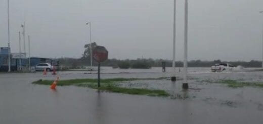 alt="puesto caminero anegado por el agua de la lluvia"