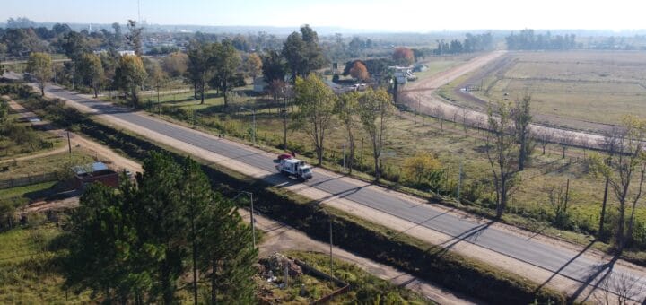 alt="una ruta pavimentada con un automòvil"