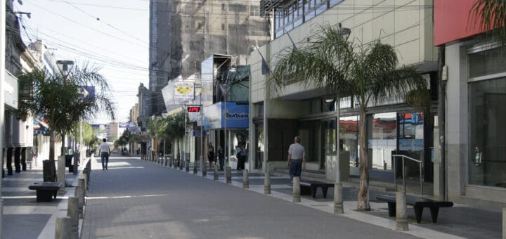 alt="en la imagen puede verse a la peatona de concordia casi totalmente sin actividad"