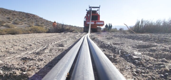 alt="en la imagen puede verse una máquina efectuando el tendido de fibra óptica"