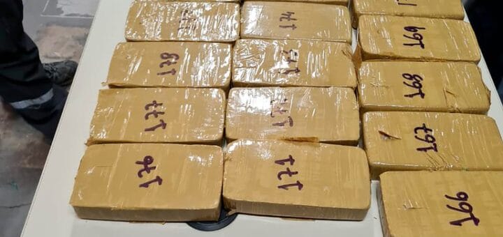 alt="en la imagen puede verse parte de los paquetes de cocaína incautados por la Aduana"