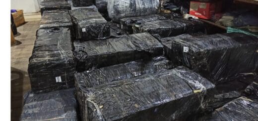 alt="en la imagen pueden observarse varios bultos envueltos en bolsas plásticas negras, son las mercaderías incautadas por Aduanas de Salto"