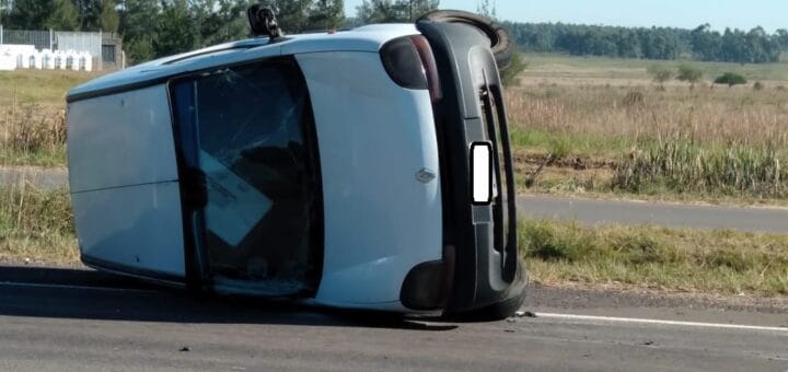 alt="en la imagen puede verse a un vehículo volcado sobre uno de sus laterales en una ruta"