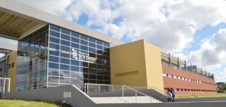 alt="El gobernador Gustavo Bordet se encuentra internado en el Hospital de la Baxada de Paraná"