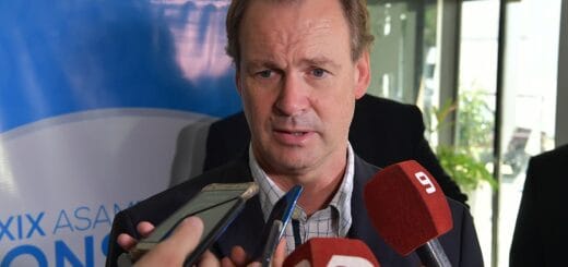 alt="el gobernador gustavo bordet"