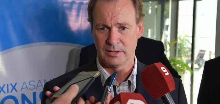 alt="el gobernador gustavo bordet"