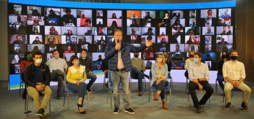 alt="en la imagen puede verse al gobernador Bordet hablando en un acto"